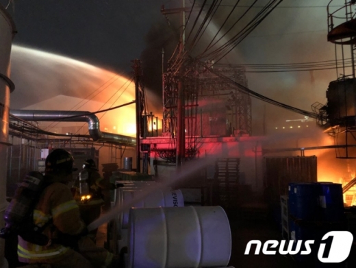 30일 밤 9시5분께 경기도 군포시 당정동 강남제비스코 공장에서 화재가 발생해 소방대원들이 불길을 잡고 있다. 불은 공장 3개동을 태우고 3시간 만에 진화됐다. /사진=경기도소방재난본부(뉴스1)