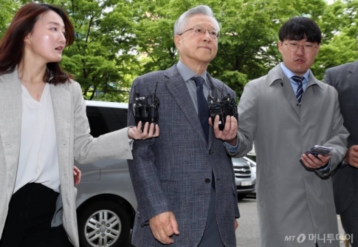 KT 채용 비리 혐의를 받는 이석채 전 KT 회장이 30일 오전 양천구 서울남부지법에서 열린 영장실질심사에 출석하고 있다. /사진=머니투데이 이기범 기자
