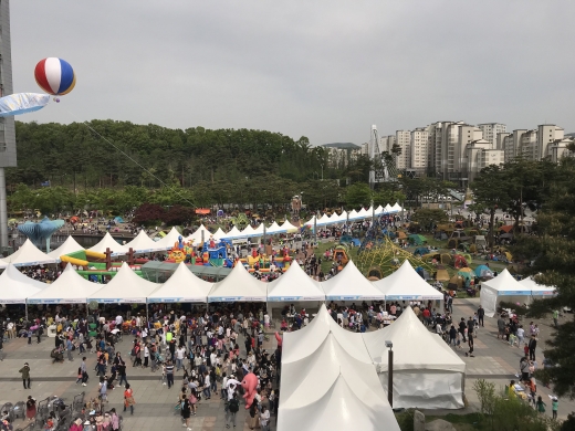 지난해 어린이날에 놀이터로 개방한 성남시청 광장 전경. /사진제공=성남시