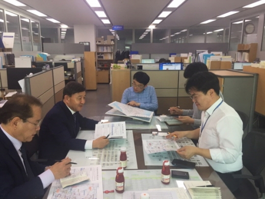 지난달 30일 기획재정부를 방문해 김해시 국비 현안사업을 설명하고 있는 허성곤 김해시장(왼쪽 2번째)./사진제공=김해시