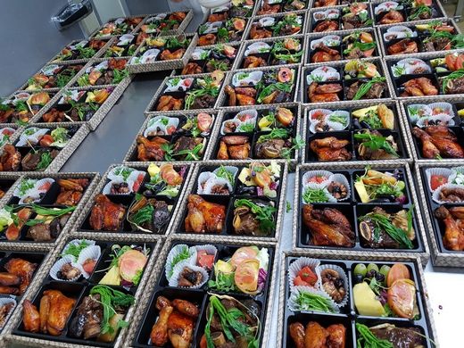 제너시스BBQ, ‘판문점 선언 1주년 기념 평화 퍼포먼스 먼·길’ 도시락 제공