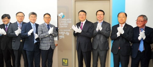 호남대학교 박상철 총장과 각 부서 처장 등 약 20여명이 지난 30일 오전 11시 상지관 1층에서 사랑나눔센터 현판식을 가졌다./사진제공=호남대학교
