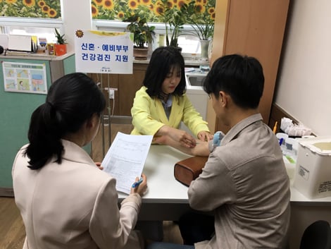 건강검진을 받고 있는 신혼부부 /사진제공=장성군