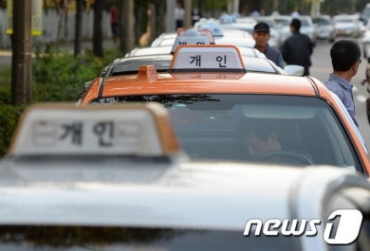 경기도 택시 기본요금(2km)이 4일 오전 4시부터 중형택시 기준으로 기존 3천원에서 3천800원으로 800원 인상된다. / 사진=뉴스1