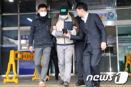 마약류 투약 혐의로 체포된 방송인 하일씨(로버트 할리·60)가 지난달 10일 경기도 수원시 영통구 수원남부경찰서에서 영장실질심사를 위해 수원지방법원으로 향하고 있다./사진=뉴스1