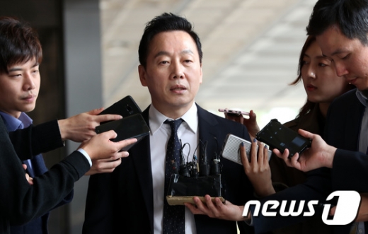 정봉주 전 의원이 자신의 성추행 의혹을 보도한 프레시안의 명예를 훼손한 혐의와 관련해 지난해 10월16일 서울중앙지방검찰청으로 검찰 조사를 받기 위해 도착, 취재진의 질문에 답하고 있다. /사진=뉴스1
