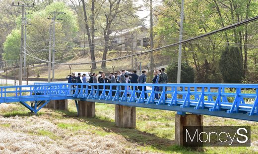 [머니S포토] JSA 남북정상회담 도보다리 찾은 방문객