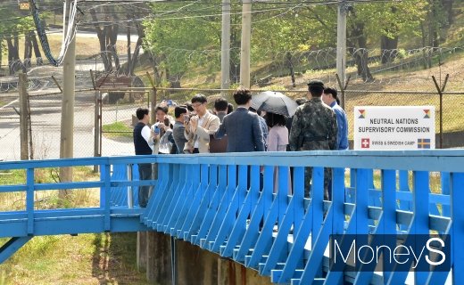 [머니S포토] 문재인 대통령-김정은 위원장 함께 걸었던 도보다리 찾은 방문객