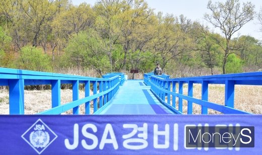 [머니S포토] 민간인에게 공개된 판문점 하늘색 도보다리