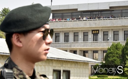 [머니S포토] JSA 남측 개방, 손 대면 다을듯한 북한