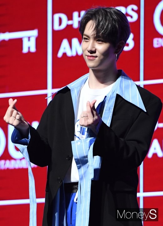 [머니S포토] 김동한 '소녀팬들 사로잡는 하트'