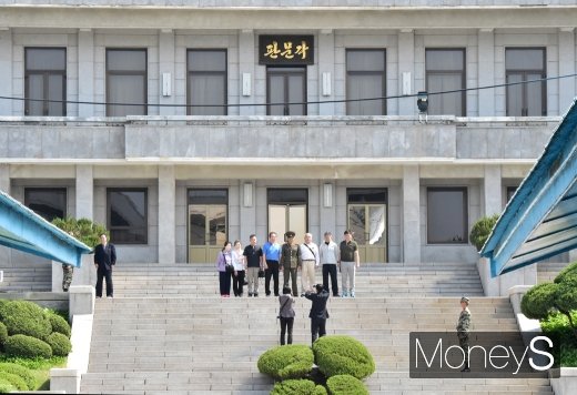 [머니S포토] 북측 판문각 관광객들… JSA 남측 개방