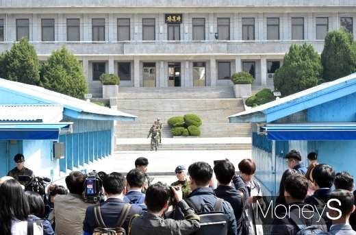 [머니S포토] JSA 남측 개방, 코 앞에서 본 북측 병사