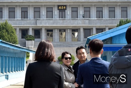 [머니S포토] JSA 남측 개방, 판문각 배경으로 기념촬영