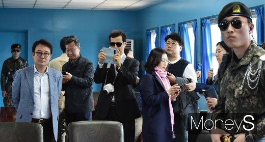 [머니S포토] 판문점 중립국감독위원회 회의실 둘러보는 방문객