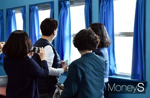 [머니S포토] JSA 남측 개방, 아직도 믿기 힘든 현실에 보고 또 보고