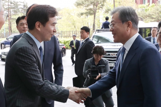 지난 30일 삼전자 화성사업장을 찾은 문재인 대통령에게 서철모 시장이 인사하고 있다. / 사진=서철모 시장 페이스북 캡처