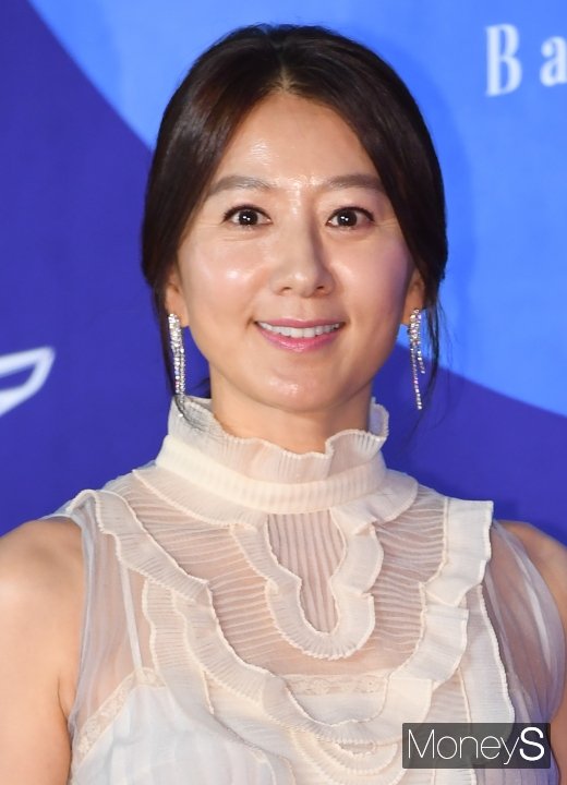 [머니S포토] 김희애, 눈부신 물광피부