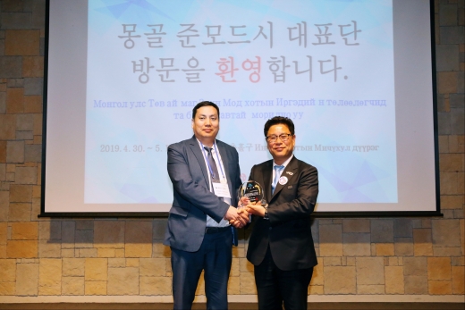 몽골 준모드시 대표단 13명, 미추홀구 방문/사진제공=미추홀구청