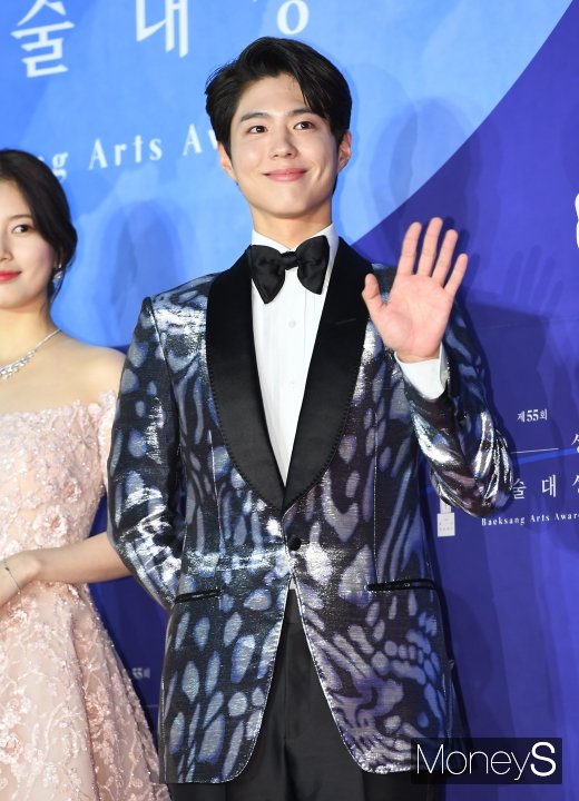 [머니S포토] 박보검 '여심 흔드는 손인사'(백상예술대상)