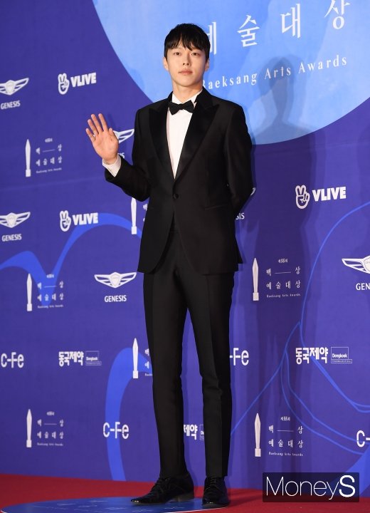 [머니S포토] 장기용, 돋보이는 8등신 비율(백상예술대상)
