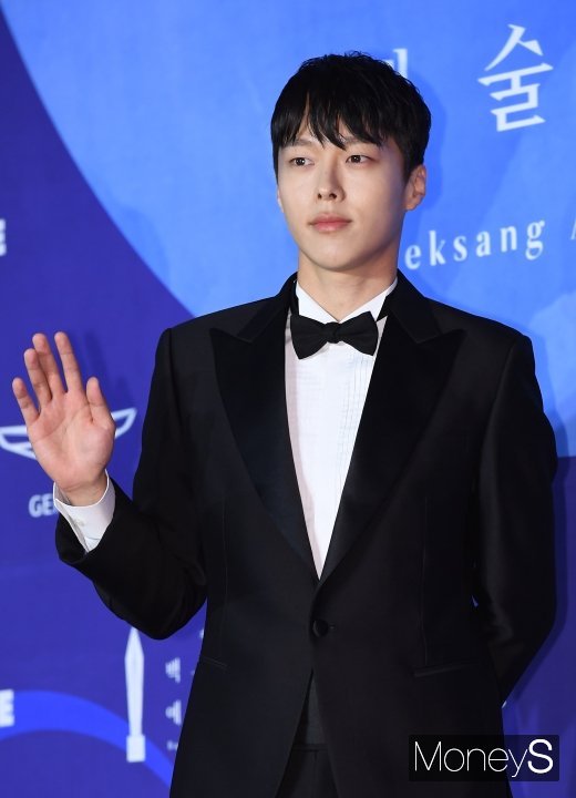 [머니S포토] 장기용 '여심 훔치는 눈빛'(백상예술대상)