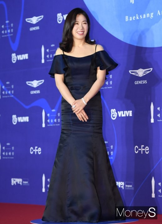 [머니S포토] '백상예술대상' 염혜란, 달라진 분위기