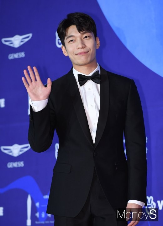 [머니S포토] 위하준, 매력적인 미소(백상예술대상)