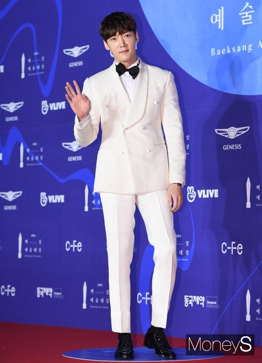 [머니S포토] 최진혁, 화이트 슈트 패션