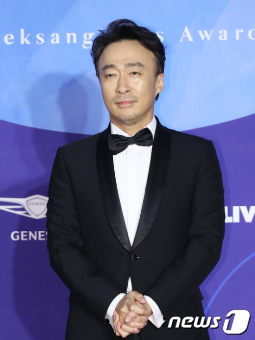 2019 백상예술대상. 이성민. 배우 이성민이 백상예술대상 영화부문 남자 최우수연기상을 품에 안았다./사진=뉴스1