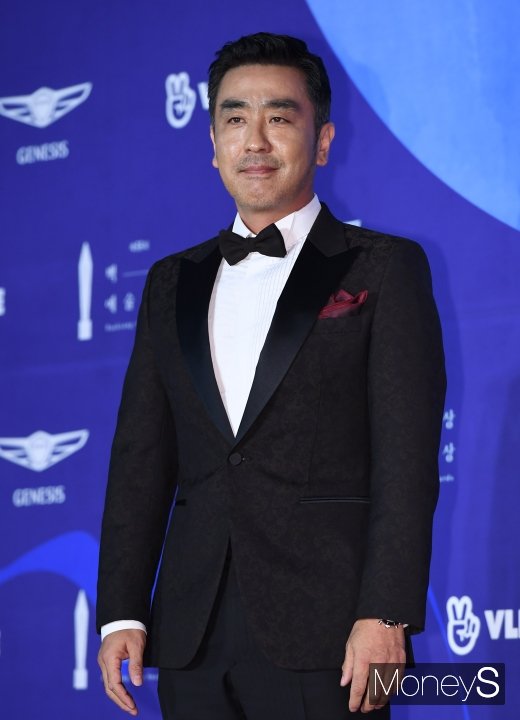 [머니S포토] 류승룡, 훈훈한 천만 배우(백상예술대상)