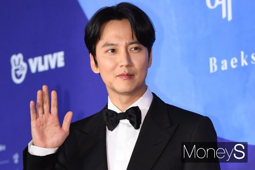 [머니S포토] 김남길, 팬들 환호성 자아내는 인사
