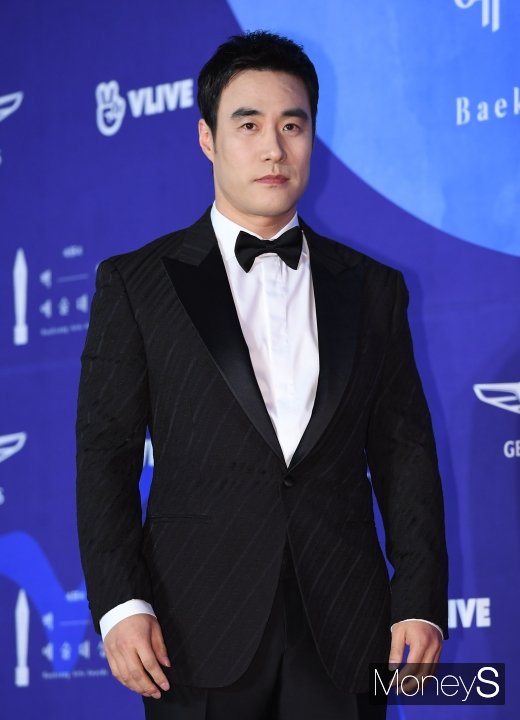 [머니S포토] 백상예술대상 참석하는 배성우