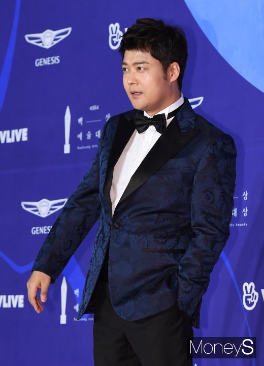 [머니S포토] 전현무 '오늘은 상 받으러 왔어요'