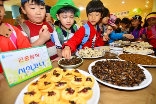 ▲ 곤충을 만지고, 식용곤충을 맛보고, 곤충을 배울 수 있는 ‘새로운 경기! 곤충페스티벌’이 오는 17일부터 18일까지 이틀 간 농업기술원에서 열린다. / 사진제공=경기도농업기술원
