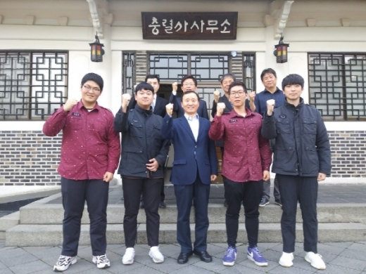김태화 병무청 차장(앞줄 가운데)이 지난 1일 부산시 충렬사관리사무소와 부산남부소방서를 방문, 복무 중인 사회복무요원과의 간담회를 통해 그들과 소통하는 시간을 가졌다./사진제공=부산병무청