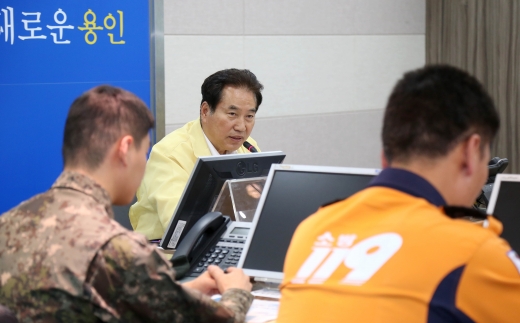 백군기 시장이 자연재해사전대비 회의를 주재하는 모습. / 사진제공=용인시