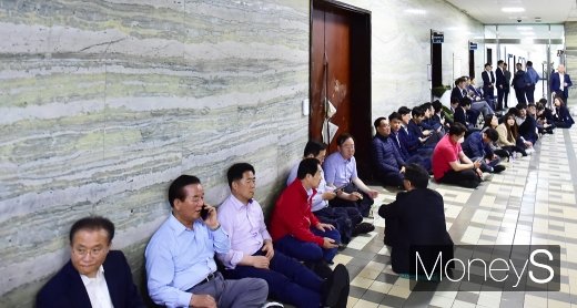 패스트트랙을 둘러싼 여야의 대치가 최고조에 이른 지난 26일 국회 의안과 출입문이 심하게 파손돼 있다. 이날 새벽 2시30분 의안과 출입을 가로막은 자유한국당 보좌진과 진입을 시도하던 국회 방호과 직원들이 대치하는 과정에서 문이 파손됐다. /사진=임한별 기자