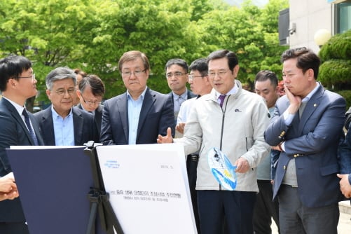 이용섭 광주광역시장이 지난 1일 오후 북구 충효동 일원을 둘러보고 원효사 상가 이주사업과 호수생태원사업에 대한 의견을 청취하고 있다./사진제공=광주광역시