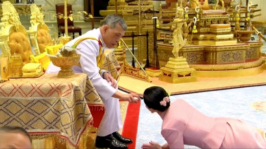 마하 와치랄롱꼰 태국 국왕(왼쪽)이 대관식에 앞서 자신의 근위대장 수티다 와치랄롱꼰 나 아우타야(오른쪽)와 결혼한 사실을 공표했다. /사진=로이터