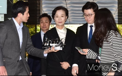 [머니S포토] 출입국관리법 위반 혐의 이명희 첫 공판 출석