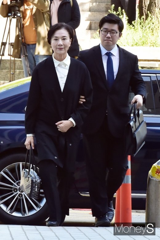 [머니S포토] 가사도우미 불법고용 공판 열리는 법정 들어서는 이명희