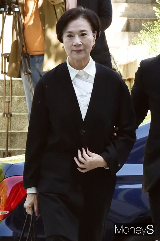 [머니S포토] 한진가 이명희, 가사도우미 불법고용 혐의 차 법원 출석