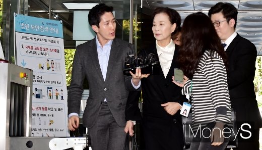 [머니S포토] 법원 출석 이명희, 취재진 질문에 노코멘트