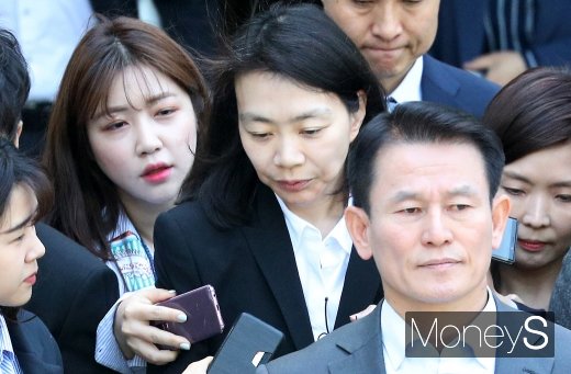 [머니S포토] 법정 나서는 조현아, 여전히 침묵
