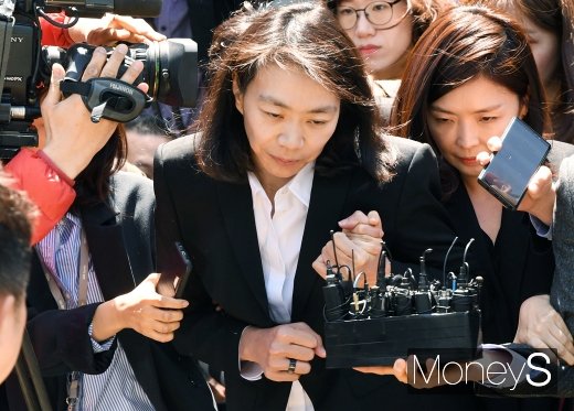 [머니S포토] 가사도우미 불법 고용 혐의 조현아, 재빠르게 법정 빠져나가