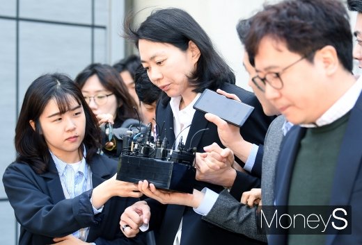 [머니S포토] 첫 공판 조현아, 주먹 불끈 쥐고