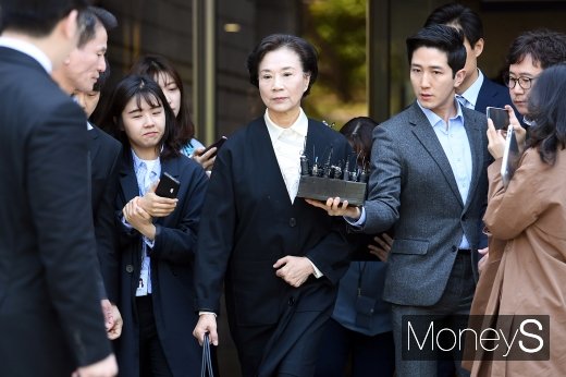 [머니S포토] 공판 마친 이명희, 굳게 닫은 입