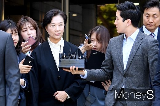 [머니S포토] 취재진 노려보는 이명희