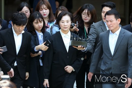 [머니S포토] 법원 나서는 이명희, 무거운 표정